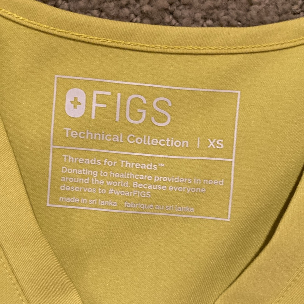 Limeade Figs Catarina One Pocket Scrub Top - Picture 2 of 3